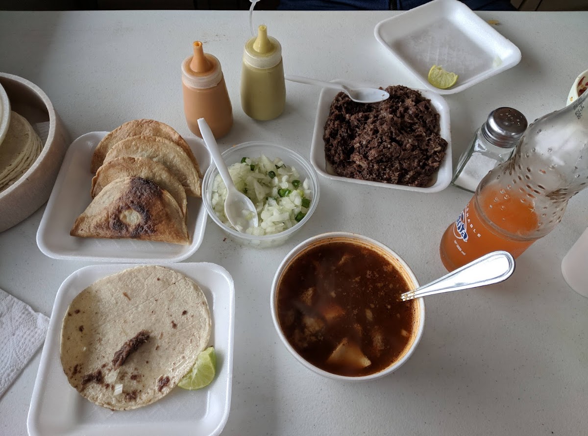 Tacos de Barbacoa y Menudo 'Juanes'