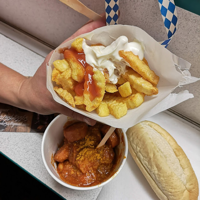 Currywurst Und Pommes