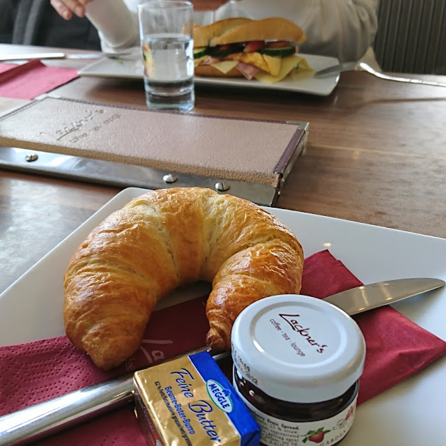 Kleines Süßes Croissant Frühstück