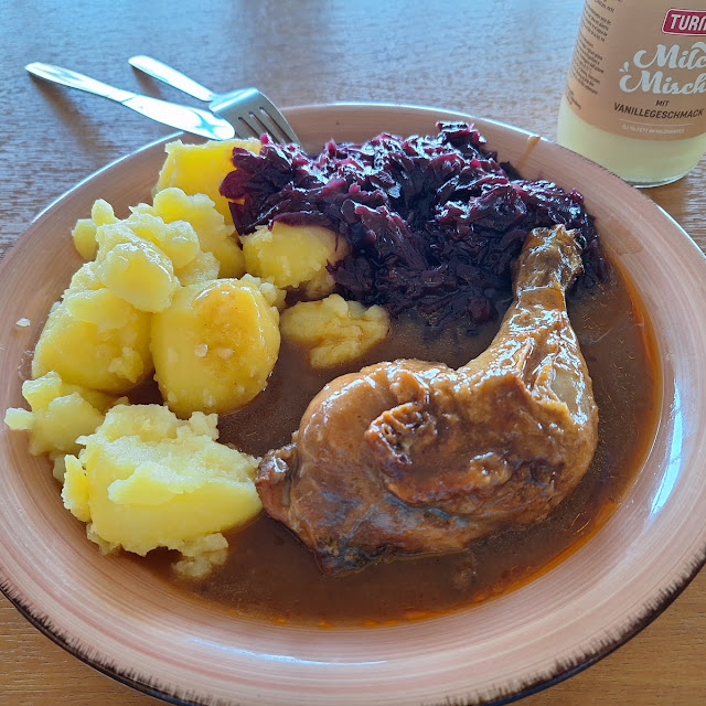 Broiler Mit Rotkraut Und Kartoffeln