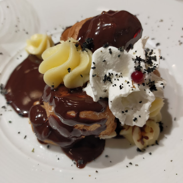Pastry Cream Profiteroli with Melted Chocolate
