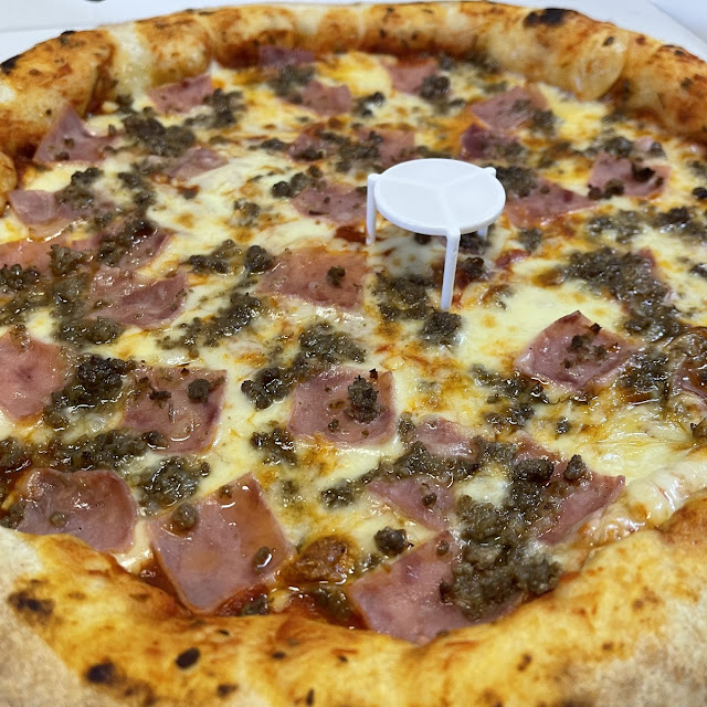 Pizza de la Abuela Con Borde Relleno de Mozzarella