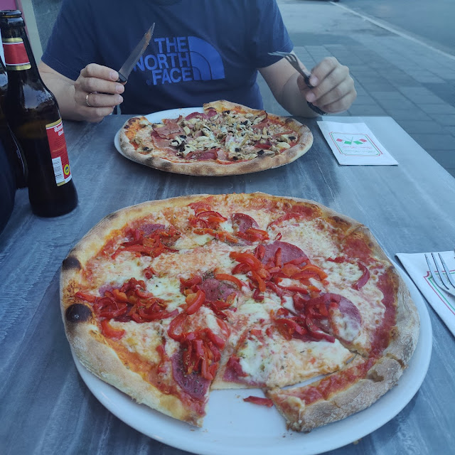 Pizza Salami Plus Paprika Und Mozzarella