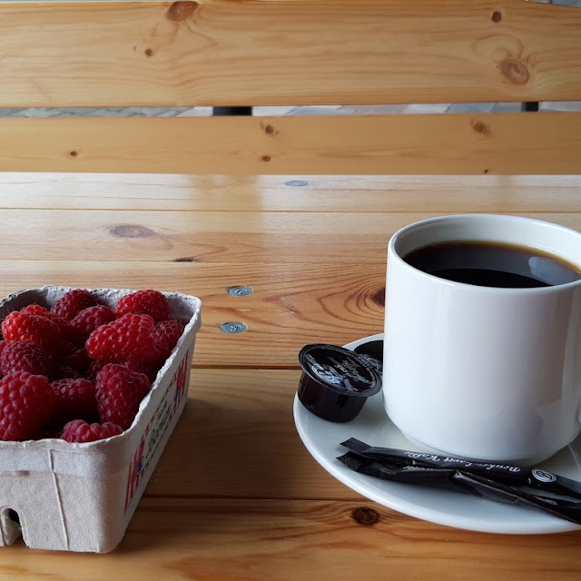Selbstgeflückte Himbeeren Und Ein Pott Kaffee