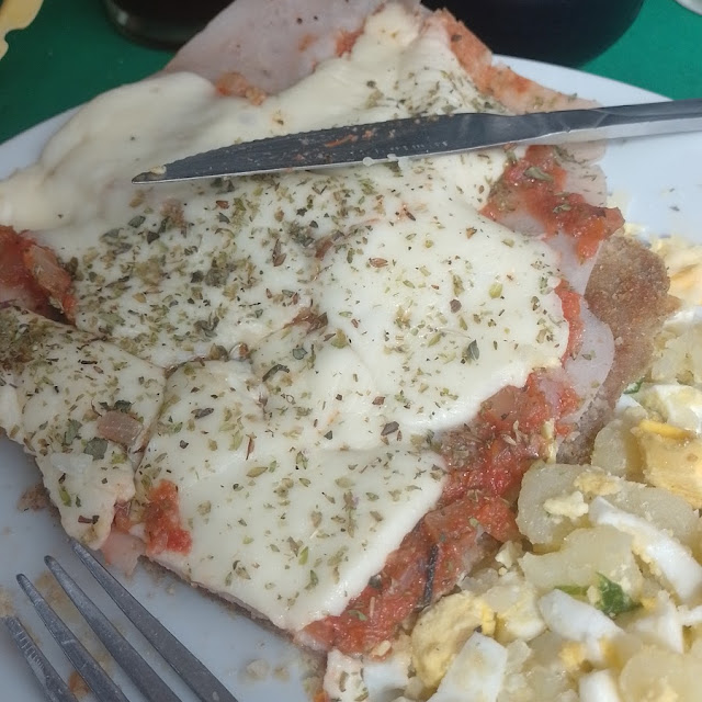 Napolitana Con Ensalada de Papa Y Huevo