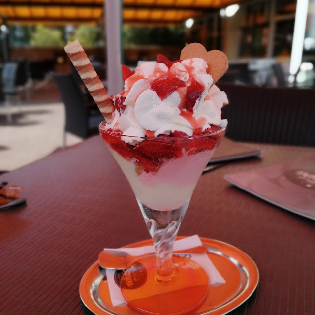 Links Amarenobecher Rechts Nuss Echer