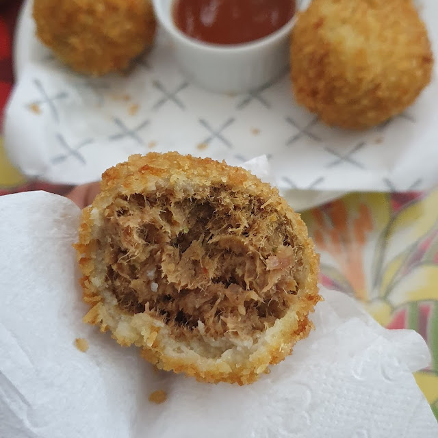 Bolinho de Chambaril Com Geleia de Acerola