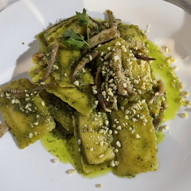 Rettangoli Di Cernia Con I Pesto Di Basilico E Calamari