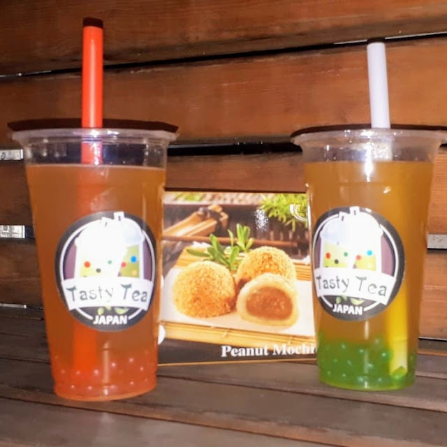 Unsere Bestellung Zwei Bubble Teas Und Einmal Eine Packung Mochis
