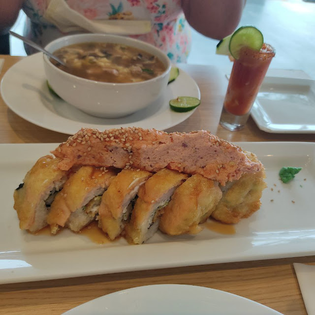 Taberu Camarón Queso Y Aguacate Forrado de Salmón Encima Marlin Ahumado