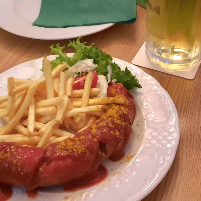 Currywurst Pommes