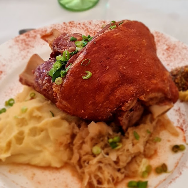 Eisbein with Mashed Potatoes and Sauerkraut