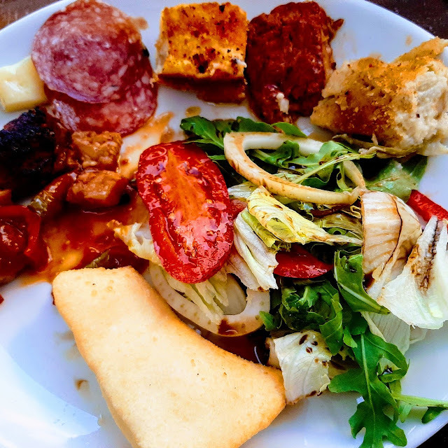 Antipasto Di Salumi E Formaggi