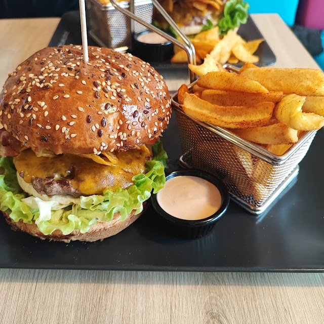 Rocher Burger Sa Krompirići I Umak