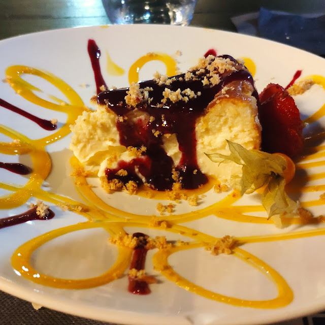 Tarta de Queso Con Coulis Y Frutos Rojos