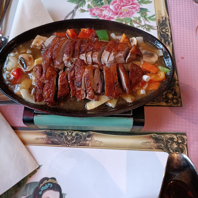 Knusprige Ente Mit Gemüse Und Knobloch-soße