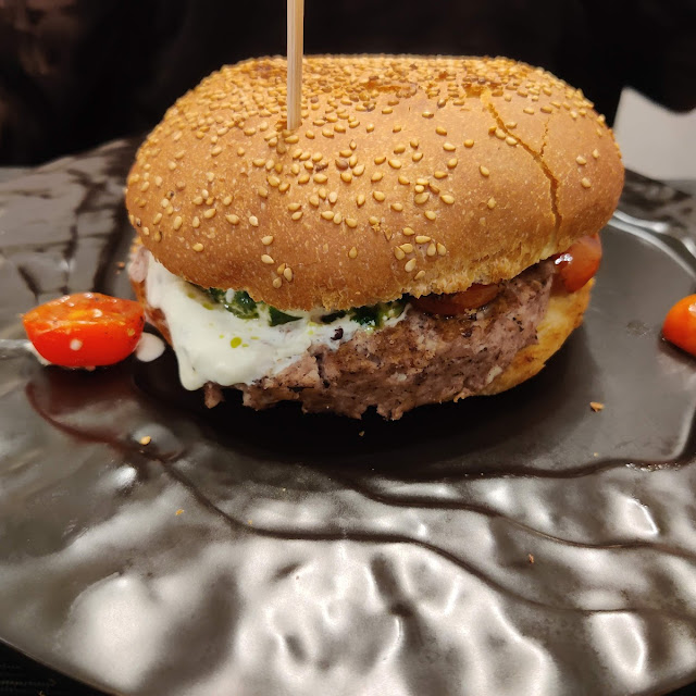 Pane Buns Polpo Scottato Burrata Pomodorini Alla Griglia E Basilico