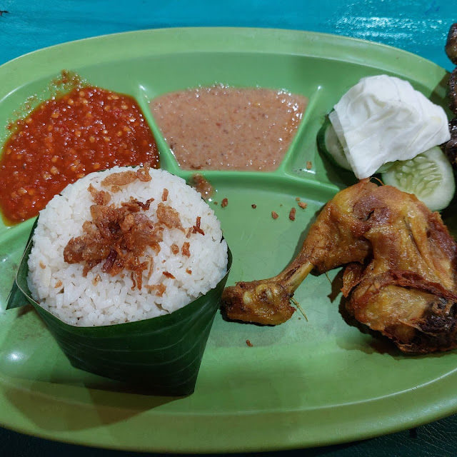 Nasi Uduk Ayam Bakar Tahu Tempe