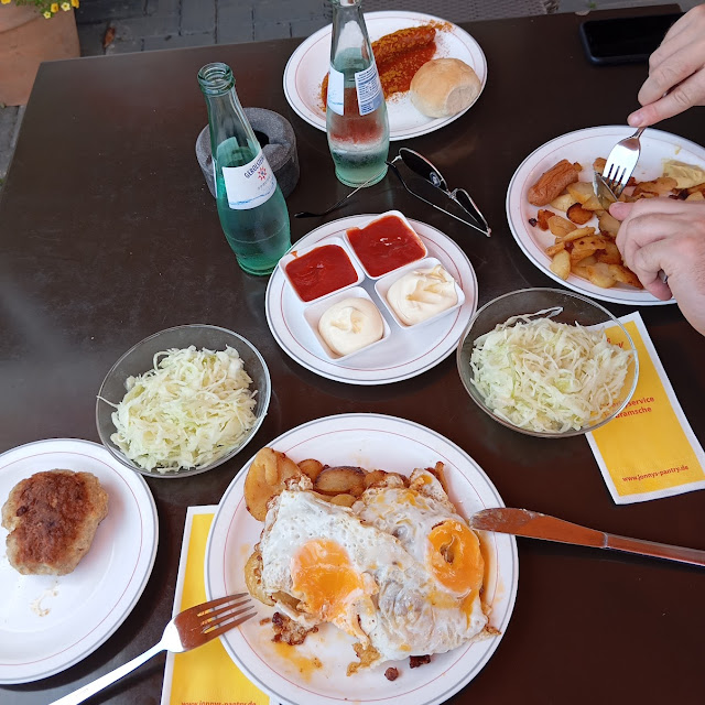 Bratkartoffeln Mit Spiegeleier Frikandel Und Krautsalat