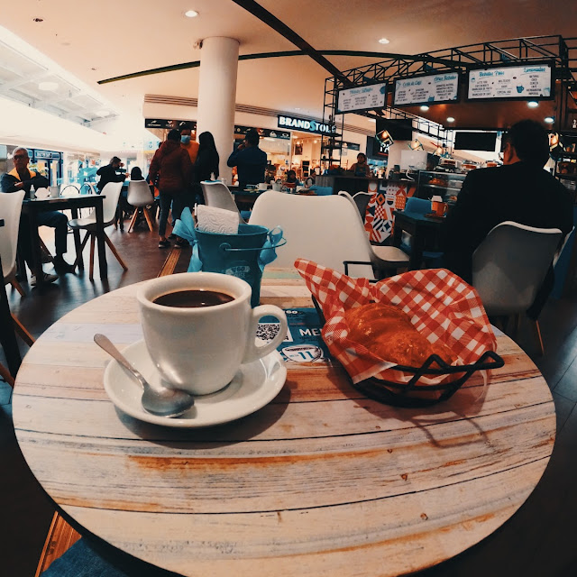 Café Y Croissant