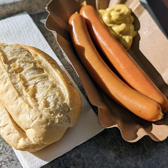 Ein Paar Geflügelwiener Mit Brötchen Und Senf
