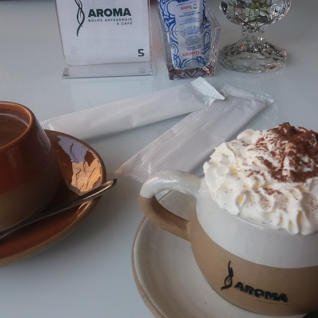 Chocolate Quente E Cappuccino de Chocolate Com Chantilly