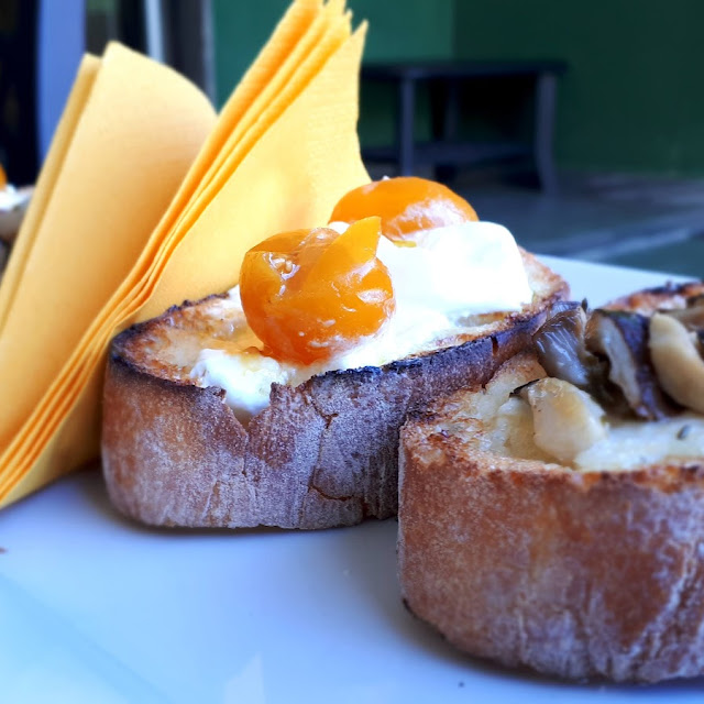 Crostini Stracciatella Di Bufala E Datterini Gialli