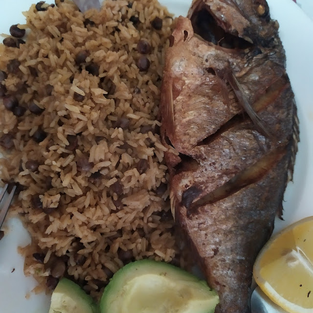 Moto de Guandules Con Coco Y Pescado Frito