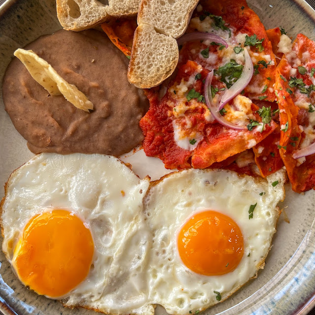 Chilaquiles Rojos Con Huevos Estrellados