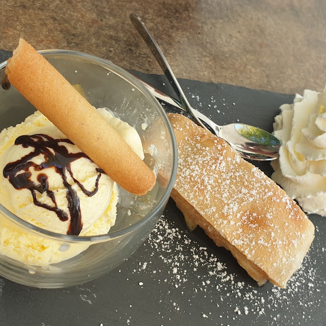 Apfelstrudel Mit Sahne Und Eis