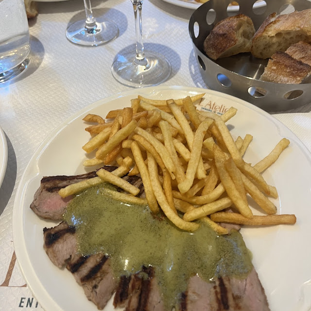 Contre-filet Accompagné de la Sauce de L'atelier Et Ses Pommes Frites Croustillantes