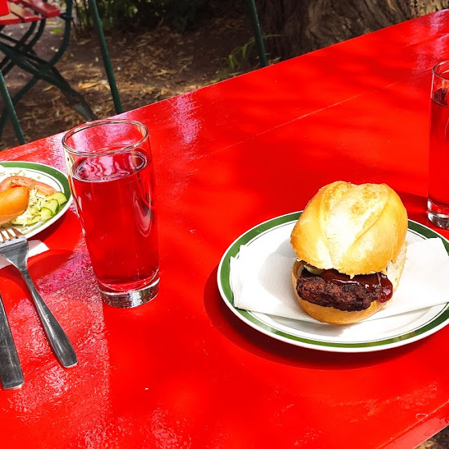 Frikadellenbrötchen Bockwurst Mit Kartoffelsalat Himbeerbrause