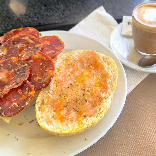 Bocadillo de Chorizo Ibérico Con Queso Manchego Y Pan Con Tomate PA Amb Tomàquet