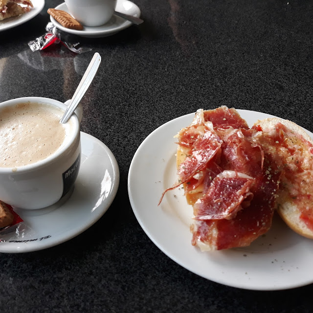 Café Con Leche Y Bocadillo de Serrano