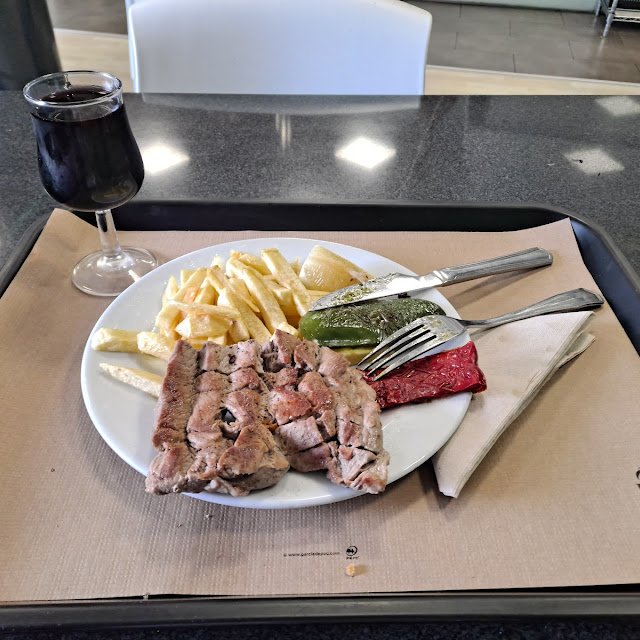 Solomillo de Cerdo A la Plancha Con Papas Fritas Y Pimientos Verde Y Rojo