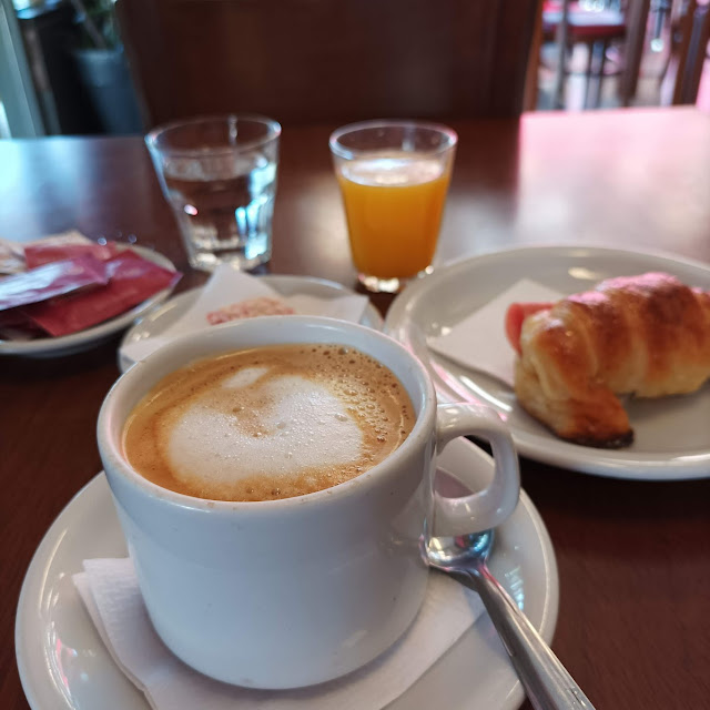 Desayuno Café Con Leche Tostadas Queso Untable Mermelada Y Copa de Jugo de Naranja