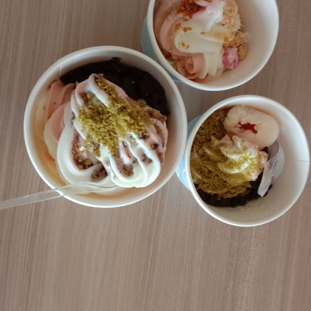 Es Krim Yogurt Strawberry Mix Vanilla