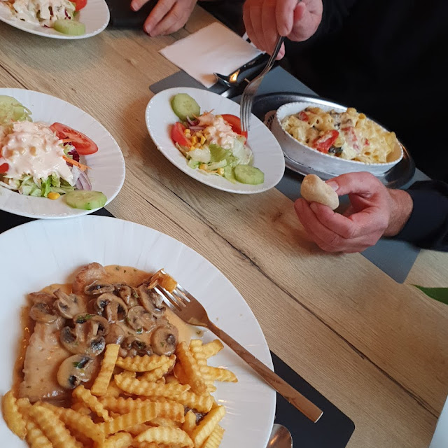 Schweinefilet Mit Pommes Frites Und Salat