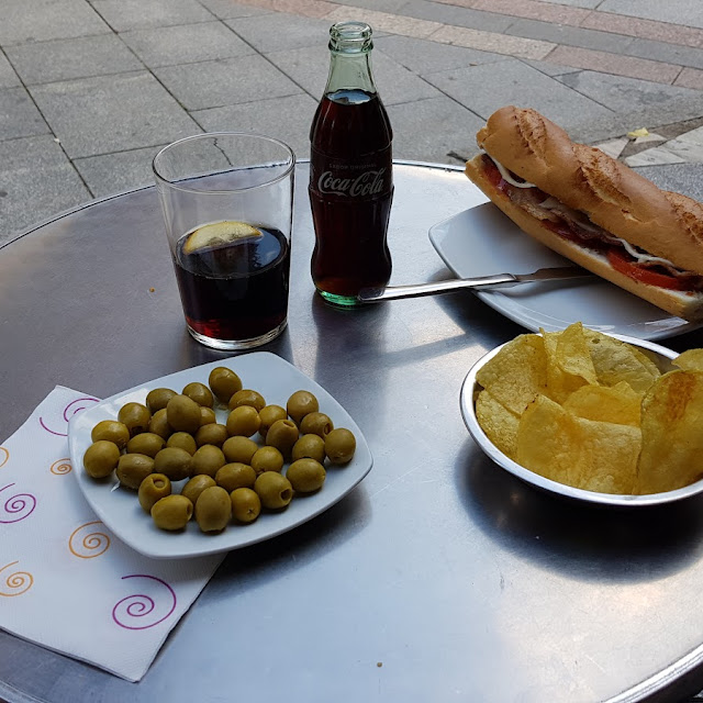 Bocadillo de Lomo Queso Y Tomate Acompañado de Coca-Cola Aceitunas Y Patatas Fritas
