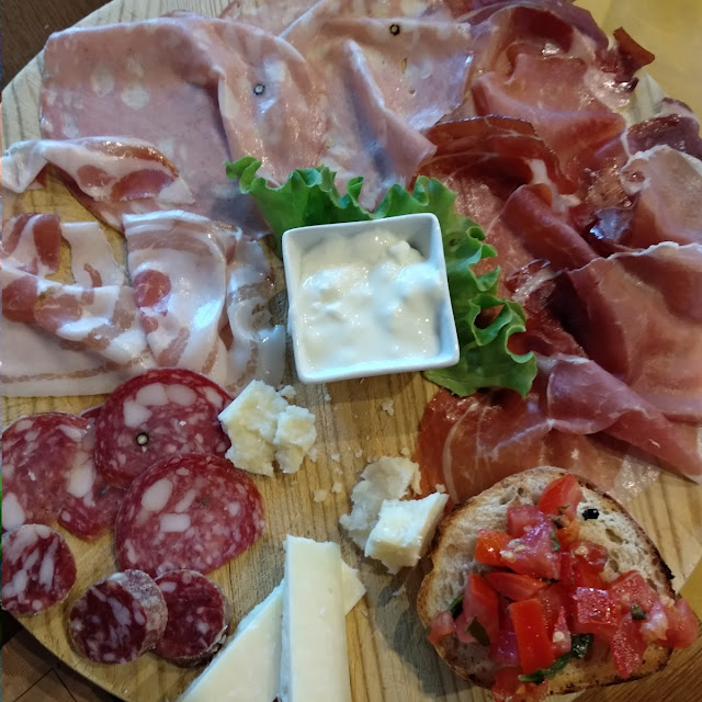 Tagliere Di Salumi E Formaggi Con Piadina E Bruschette