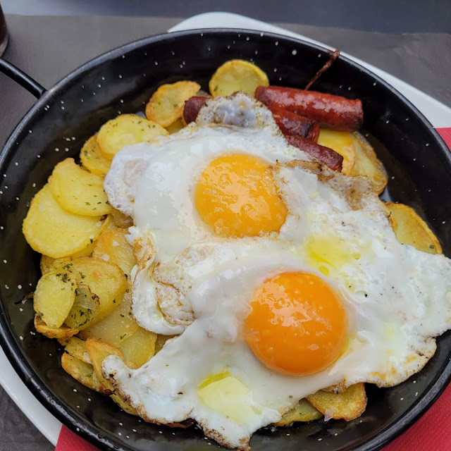 Sartén de Huevos Rotos Patatas Y Boletus