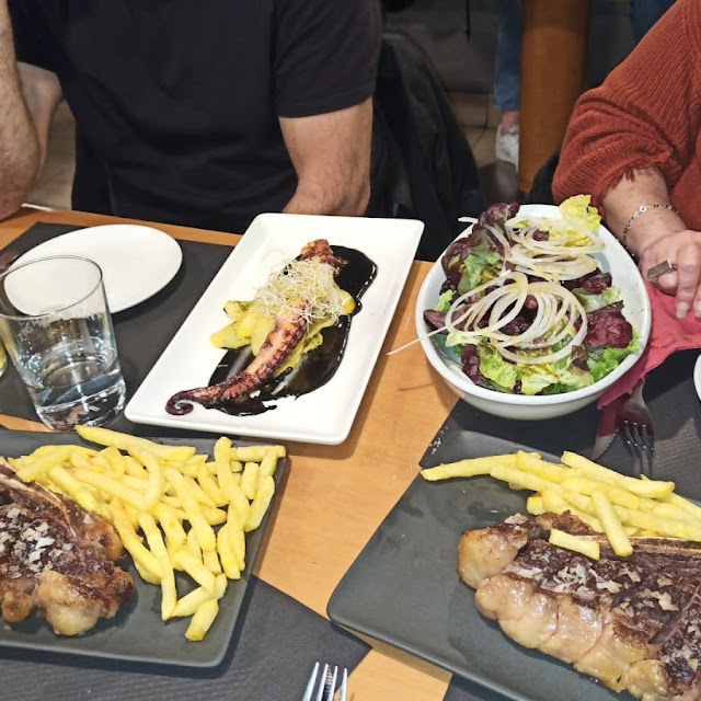 Txuleta de Ración Con Ensalada Verde Y Patatas