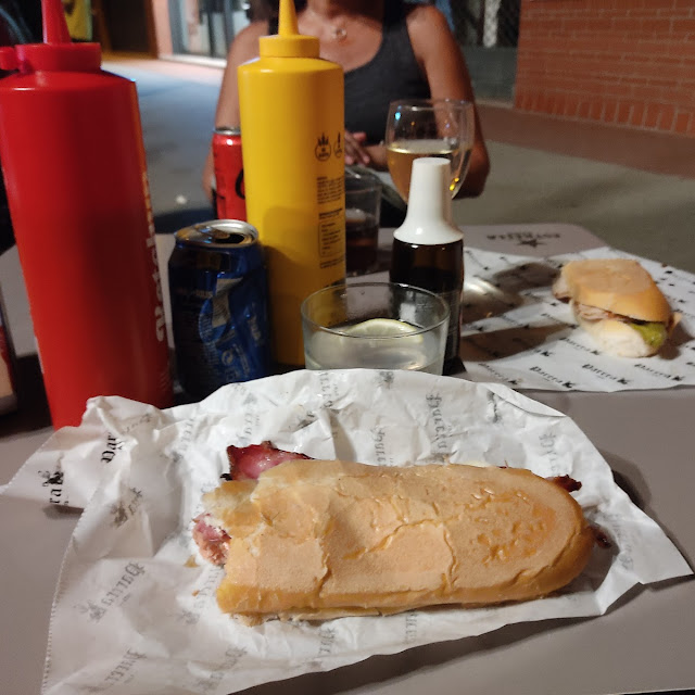 Un Especial De La Casa Assaborit Amb Mostassa I Ketchup