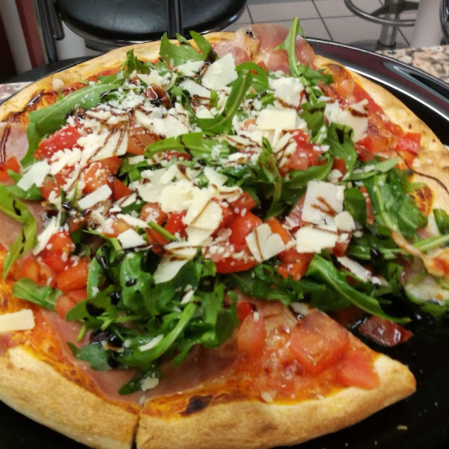 Sucuk Pizza Mit Mozarella Und Käse