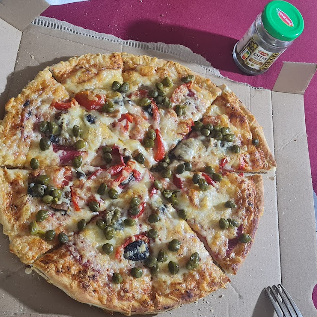 Abgeholte Pizza Spezial Plus Paprika Und Kapern Von Zu Hause
