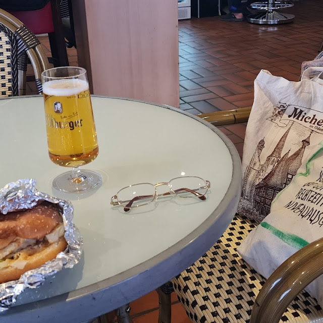 Cheeseburger Mit Ei Gegessen Nebenan In Der Kalan-bar