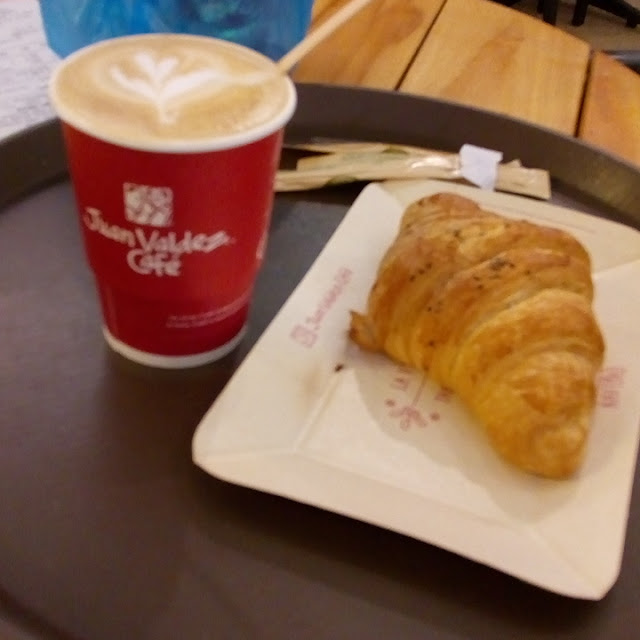 Capuchino Con Croissant