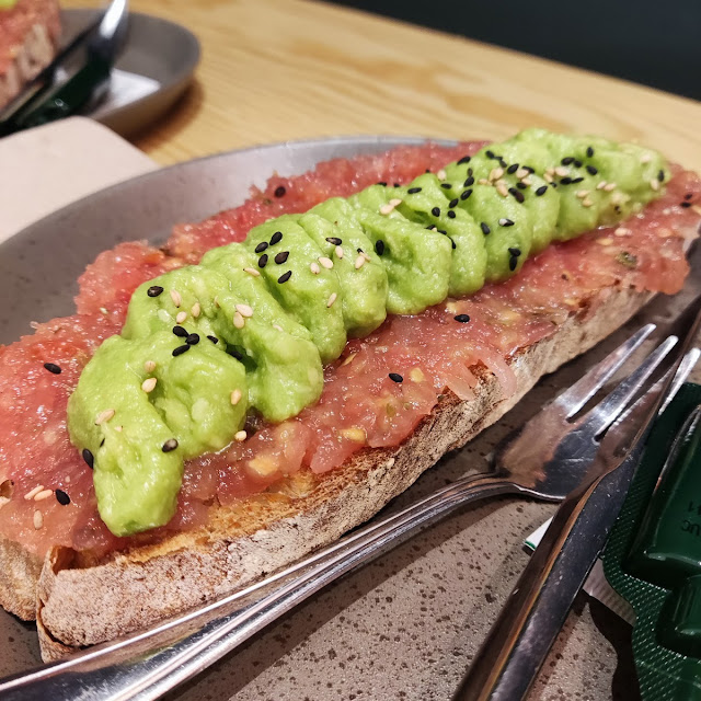 Tostada Con Aguacate Y Tomate