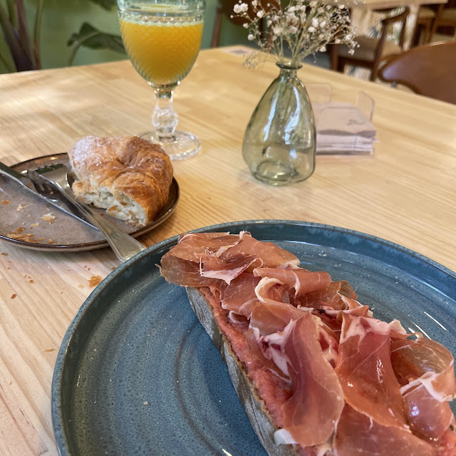 Curasan Y Tostada de Jamón Con Tomate