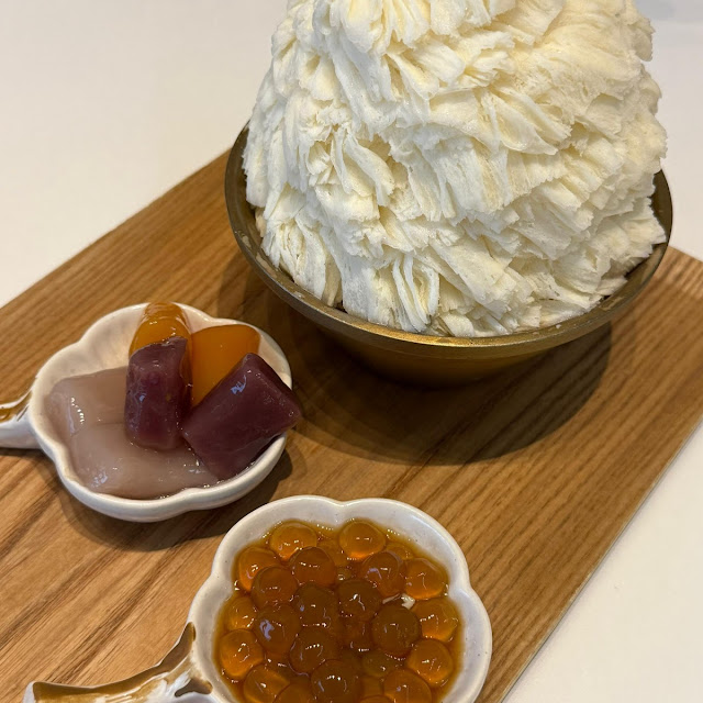 black sesame shaved ice with taro ball 黑芝麻芋圆雪花冰